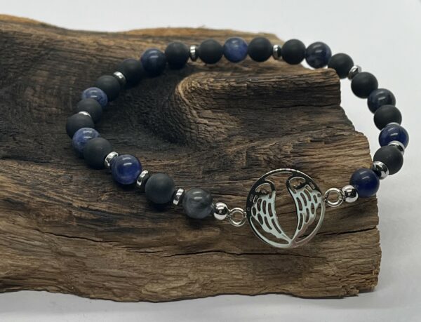 Bracciale elastico con ali Angelo in acciaio e Sodalite 6mm - immagine 3
